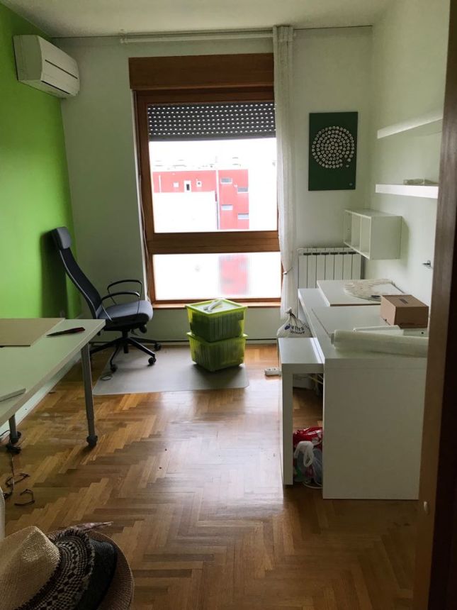 Realizace ložnice s květinovou tapetou od Eijffinger