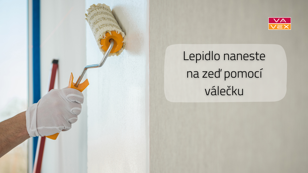 Nanesení lepidla na tapety na zeď